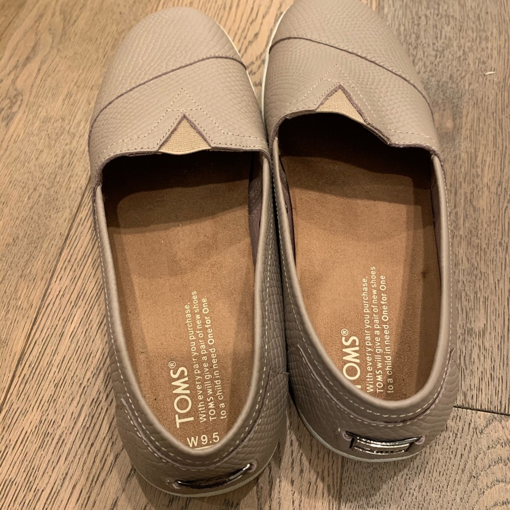 NIB TOM Avalon slip in sneakers